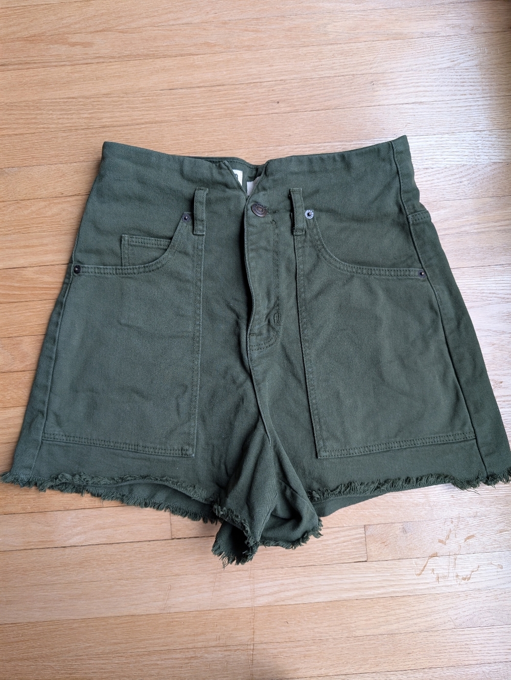Ted Baker London Olive Green High-Rise Utility Shorts - Size 26 (Distressed)